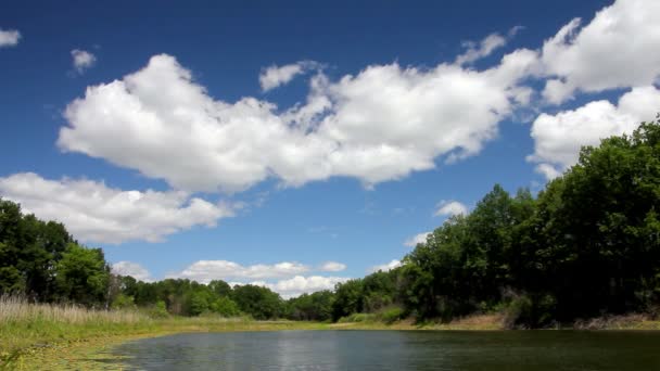 Paisagem com nuvens sobre o lago — Vídeo de Stock