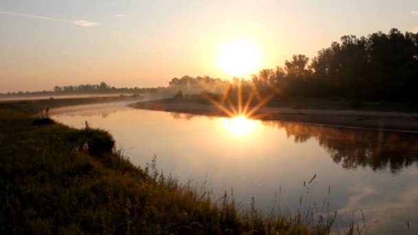 Paisaje con salida del sol sobre el río — Vídeo de stock