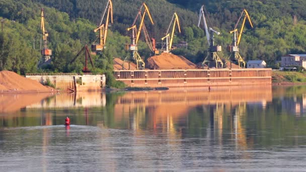 Портовые краны на реке — стоковое видео