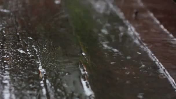 Kapky deště na staré dřevo — Stock video