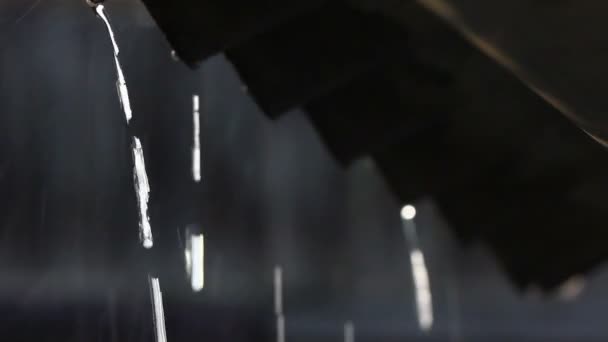 Las gotas de lluvia vuelan desde el techo — Vídeos de Stock