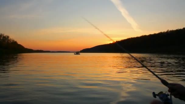 Pesca no rio ao pôr-do-sol — Vídeo de Stock