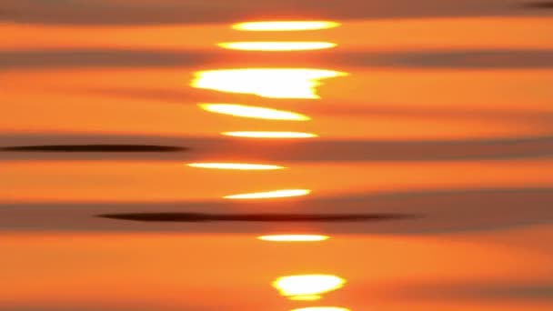 Reflejo del amanecer en la superficie del agua — Vídeos de Stock