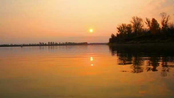 Paysage avec lever de soleil sur la rivière — Video