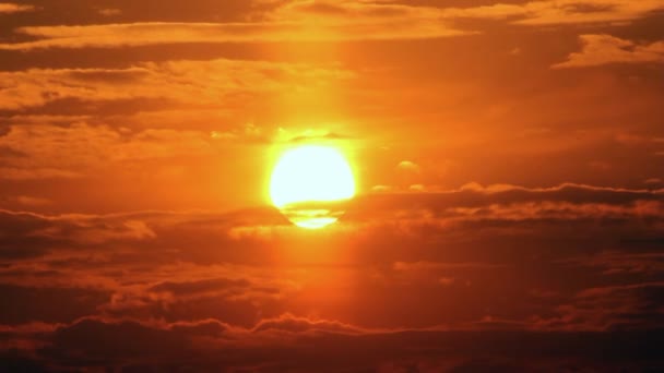 Timelapse met dramatische rode zonsopgang op donkere bewolkte hemel — Stockvideo