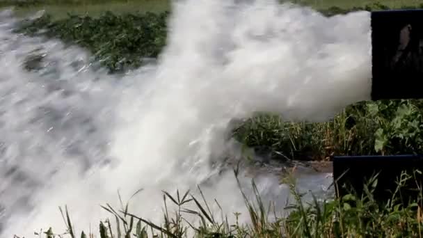 Jato forte de água que flui de um grande tubo - câmera lenta — Vídeo de Stock