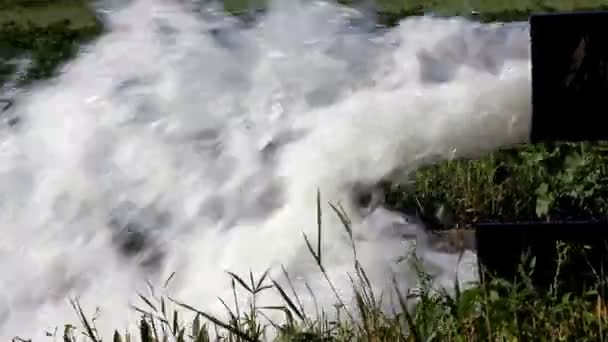 Krachtige waterstraal die voortvloeien uit een grote pijp — Stockvideo