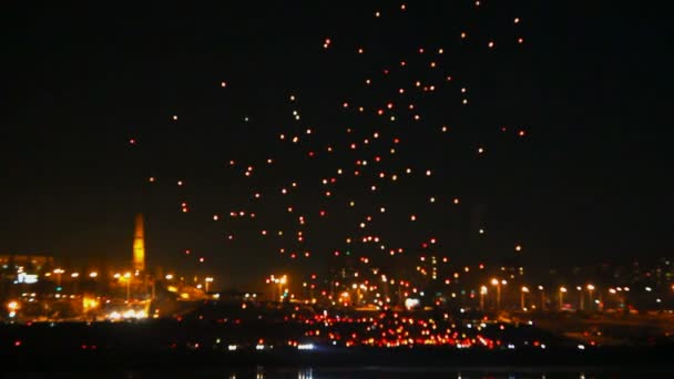 Vele Japanse lantaarn vliegen over stad bij nacht - timelapse — Stockvideo