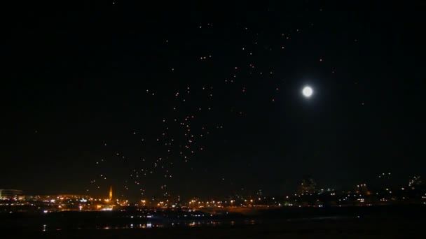 Muchos Linterna Japonesa vuela sobre la ciudad por la noche - timelapse — Vídeos de Stock