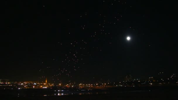 很多日本灯笼苍蝇在夜间城市上空 — 图库视频影像