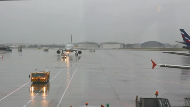 Aeropuerto de aeródromo - vista desde la terminal — Vídeos de Stock