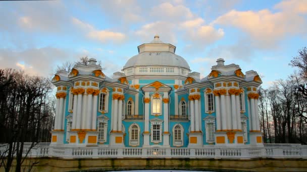 Das altertümliche Gebäude im Puschkinpark, zarskoje selo, st. petersburg — Stockvideo