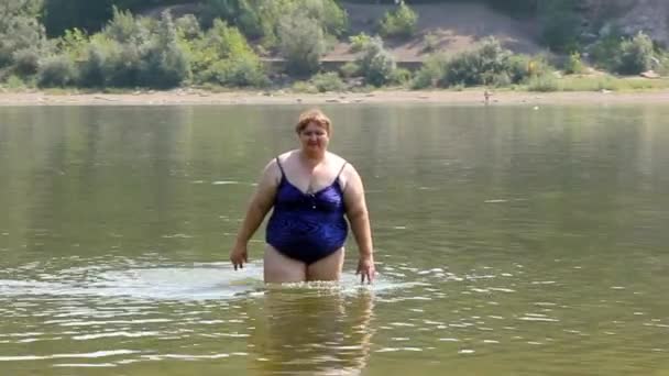 Woman with overweight bath in river — Stock Video