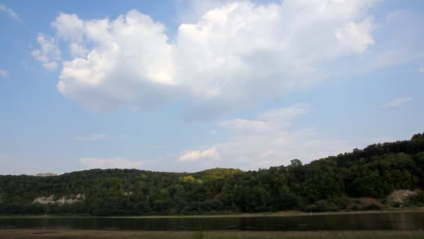 Letní krajinu s řekou s plovoucí loď - timelapse — Stock video