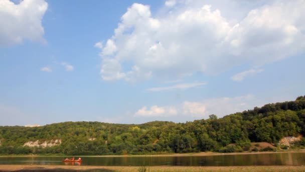 夏のフローティング ボートで川の風景 — ストック動画