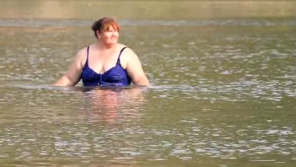 Woman with overweight bath in river — Stock Video