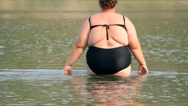 Жінка з надмірною вагою ванни в річці — стокове відео