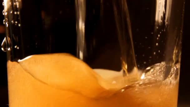 Bier wordt in een glazen macro gegoten — Stockvideo