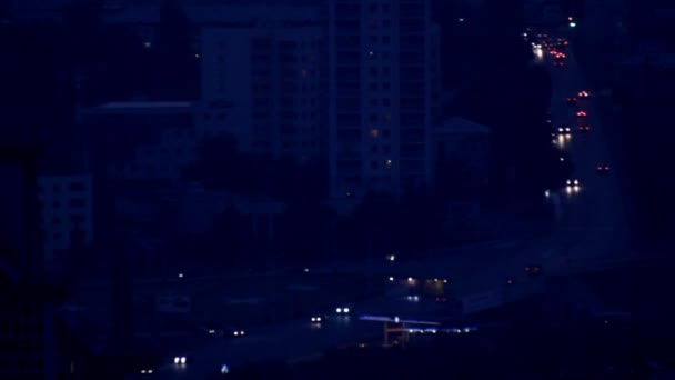 Circulation sur les routes de nuit avec phares — Video