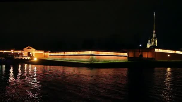 Петропавловская крепость ночью в Санкт-Петербурге, Россия — стоковое видео