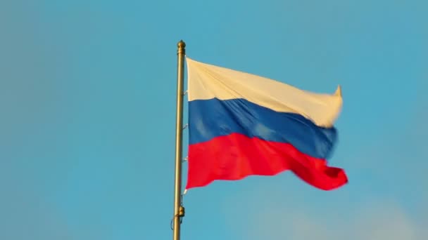 Bandera rusa sobre fondo azul cielo — Vídeos de Stock