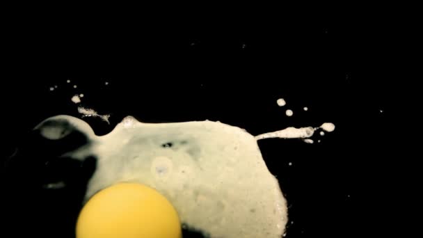 Fried egg on black pan — Stock Video