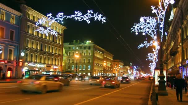 Nevsky prospect in Sint-petersburg op kerstnacht — Stockvideo