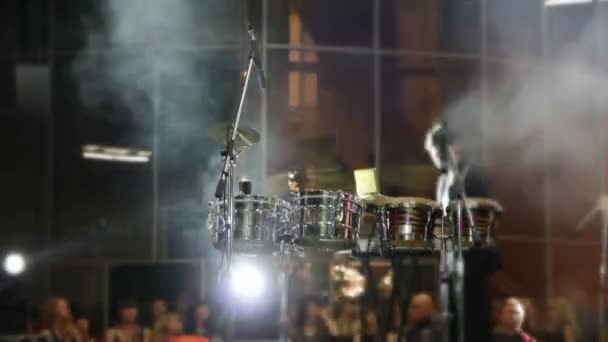コンサートでセットのドラム — ストック動画