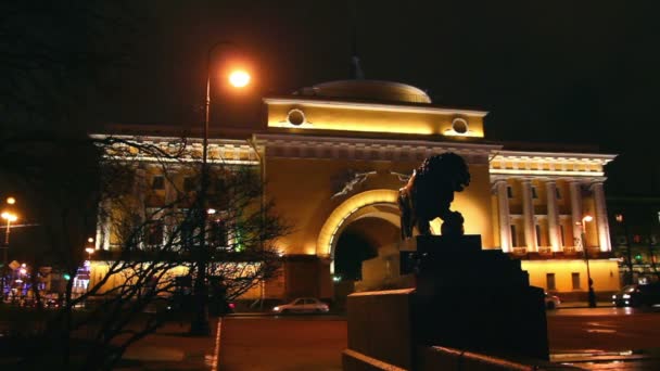 Gece saint Petersburg'daki hermitage yakınındaki aslan heykeli — Stok video