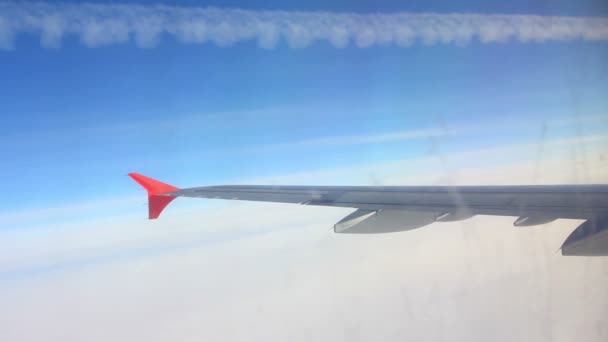 Глядя на крыло и небо с самолета — стоковое видео