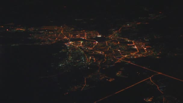 Vista nocturna de la ciudad de Kazán desde la altura - desde aviones voladores — Vídeo de stock