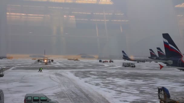 Aeropuerto de aeródromo - vista desde la terminal — Vídeo de stock