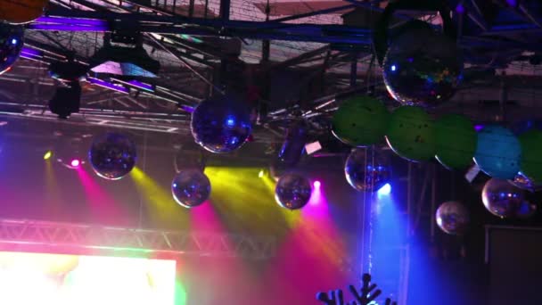 Verlichtingsapparatuur op concert - gekleurde schijnwerpers op plafond — Stockvideo
