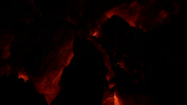 夜の炎のクローズ アップ ビュー — ストック動画