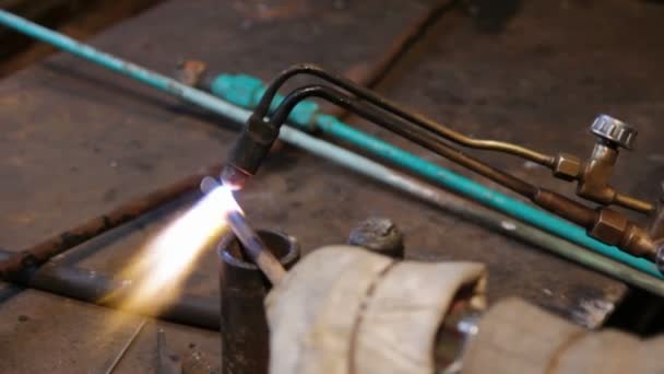 Metall bend with gas welding — Stock Video
