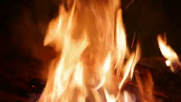 Detailní pohled na plamen v noci — Stock video