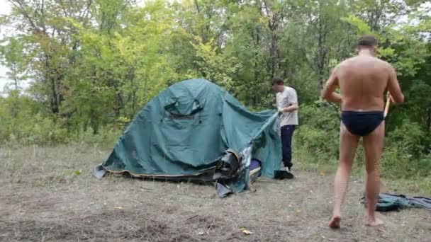 Twee mannen verwijderd een tent — Stockvideo