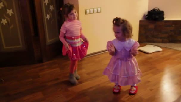 Dos niñas bailando en casa — Vídeo de stock