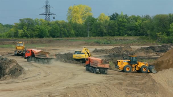 沙坑-装载机转储自卸车装载的沙子 — 图库视频影像
