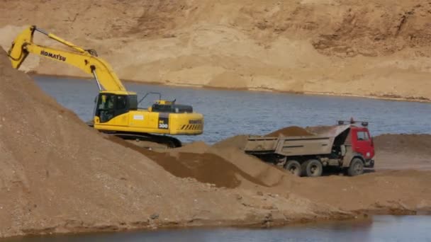 Sandpit timelapse - loader dump tipper loads of sand — Stock Video