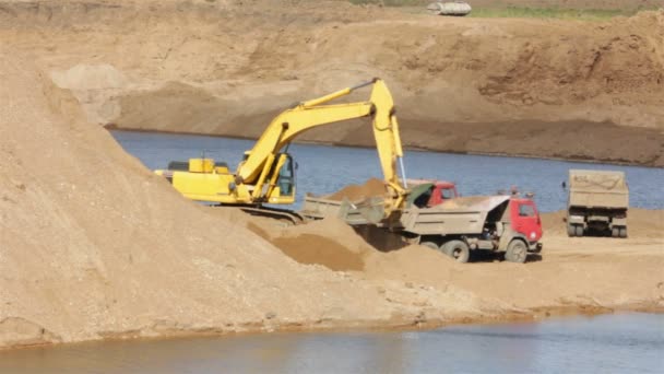 Zandbak - lader dump Kipper ladingen van zand — Stockvideo
