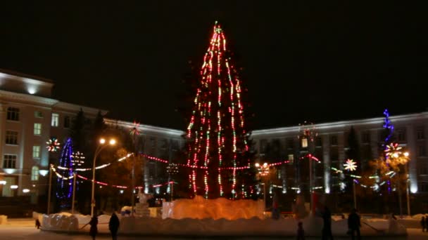 Abeto de Natal e carrossel iluminado — Vídeo de Stock