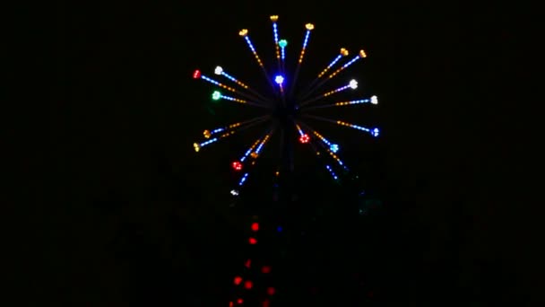Spitze der Weihnachtstanne mit farbigen Lichtern — Stockvideo