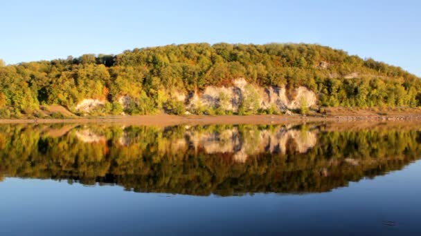 Herfstlandschap met rivier — Stockvideo