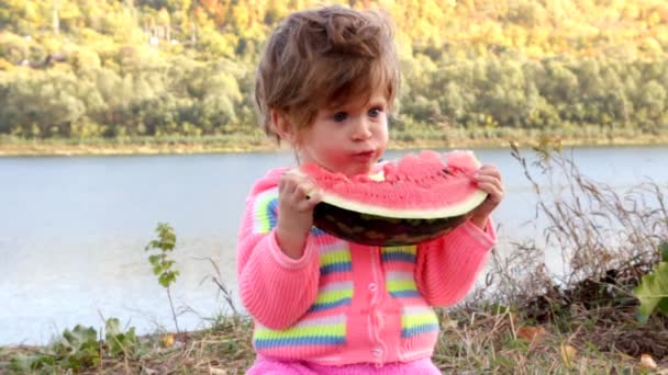 Bebê comendo melancia madura — Vídeo de Stock