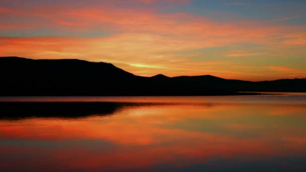 Lever de soleil sur le lac du matin avec montagne — Video