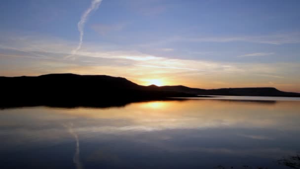 Salida del sol en el lago de la mañana con montaña — Vídeos de Stock