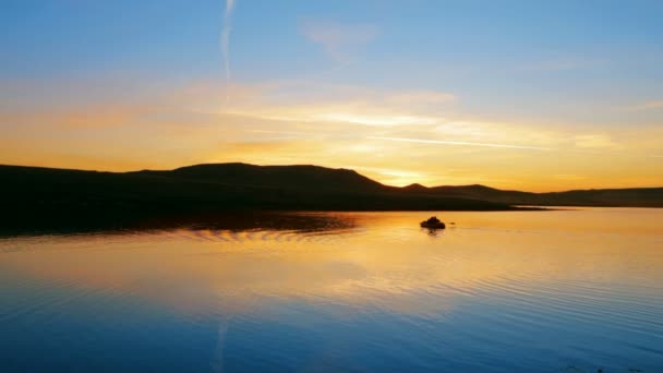 Схід сонця на ранок озеро з гори — стокове відео
