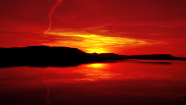 Salida del sol rojo en el lago de la mañana con montaña — Vídeo de stock