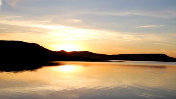 Nascer do sol no lago da manhã com montanha — Vídeo de Stock